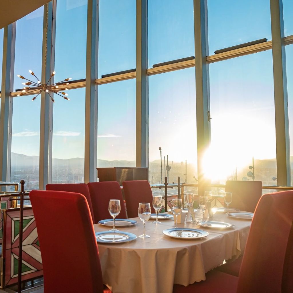 5 restaurantes muy bonitos y románticos para una cena en las alturas