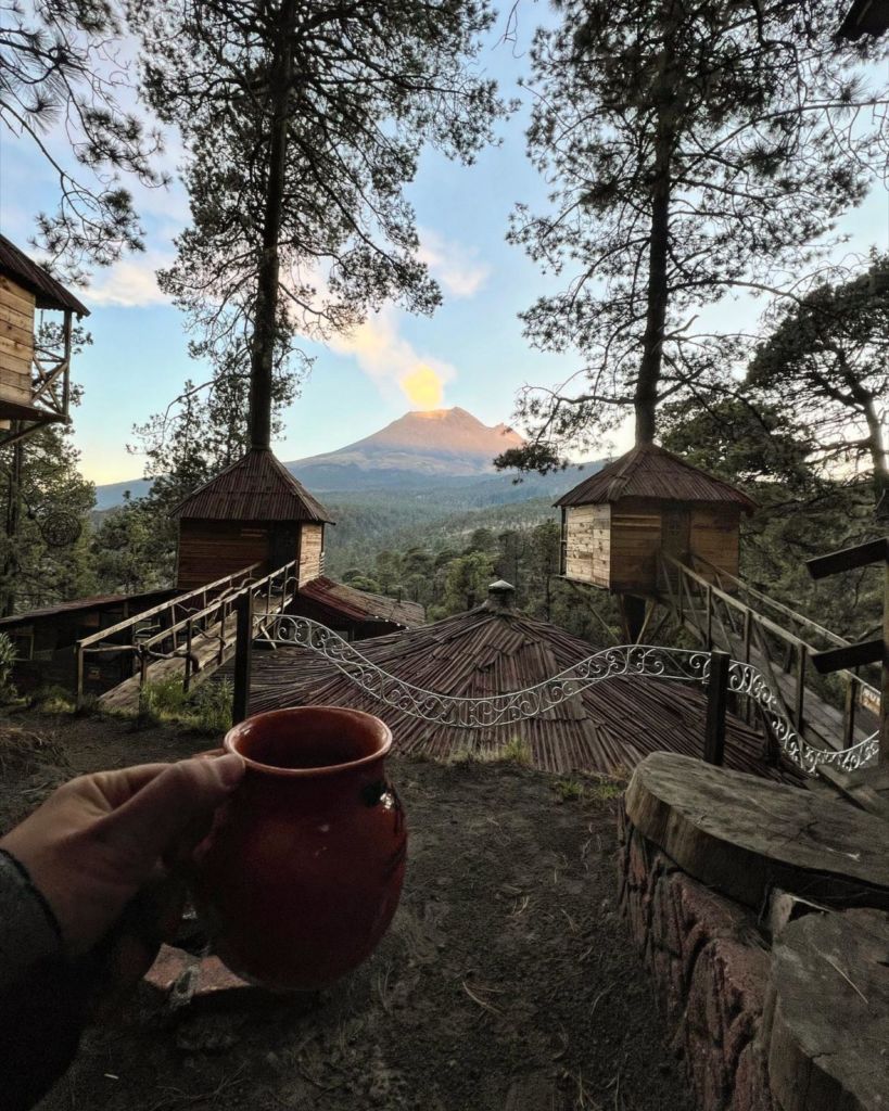 Duerme en medio del bosque en estas casitas del árbol frente al volcán Popocatépetl