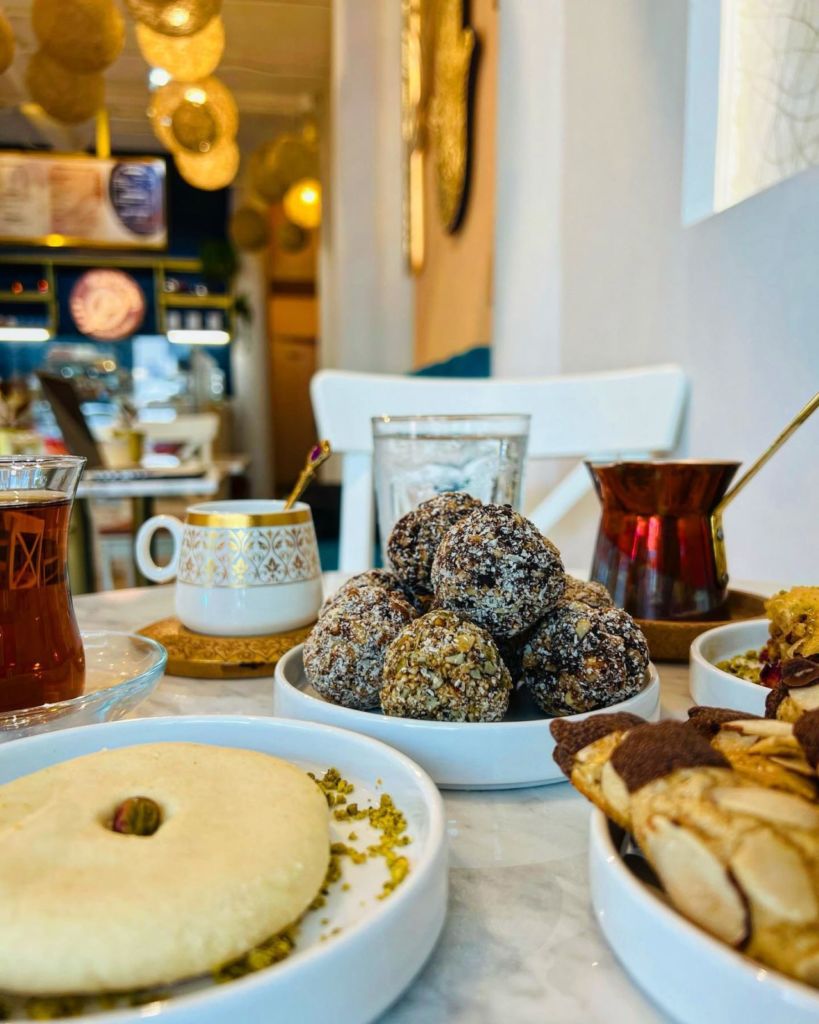 En esta cafetería preparan un ‘café de arena’ que te hará sentir como en los mercados de Medio Oriente 