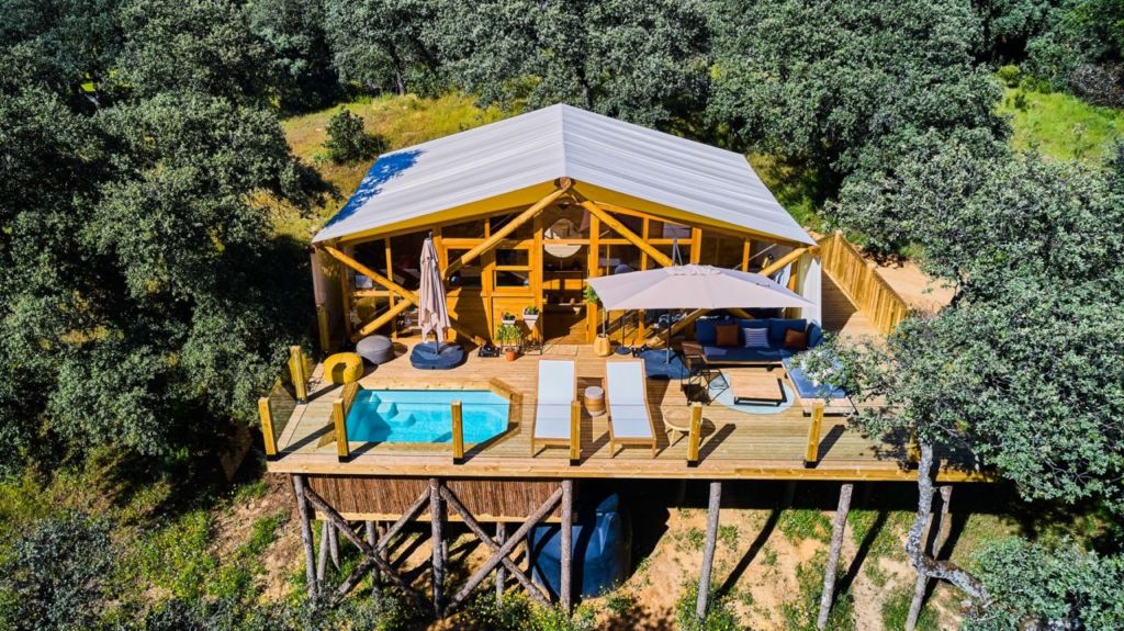 España tiene un glamping de lujo con piscina en una región amante del vino