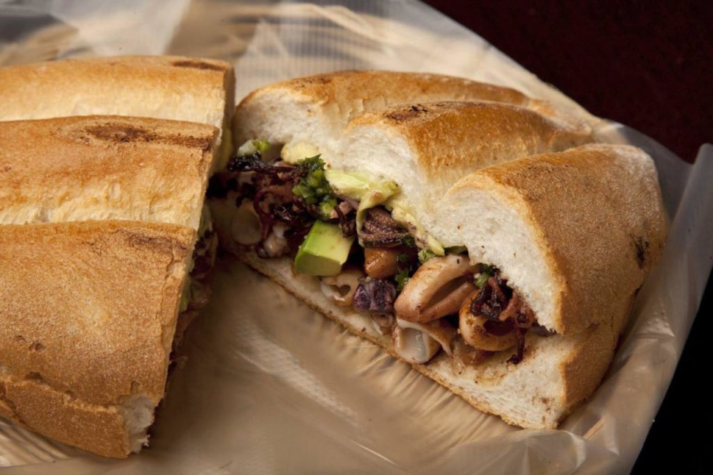 ¡Hay Torta Tuesdays en uno de los restaurantes más emblemáticos de Coyoacán! Y tienes que probar sus deliciosas creaciones