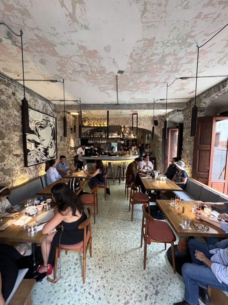 Conoce el primer bar de vinos en San Miguel de Allende, ubicado dentro de una antigua farmacia