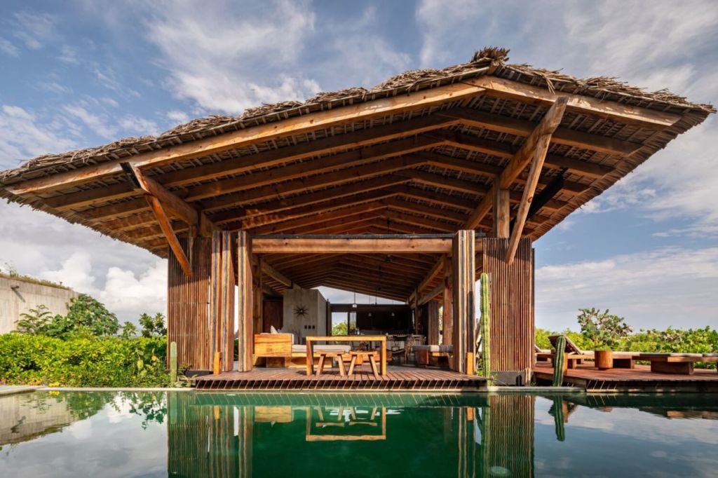 Esta casa de diseño suspendida entre la selva tiene las vistas más bonitas hacia el Pacífico mexicano
