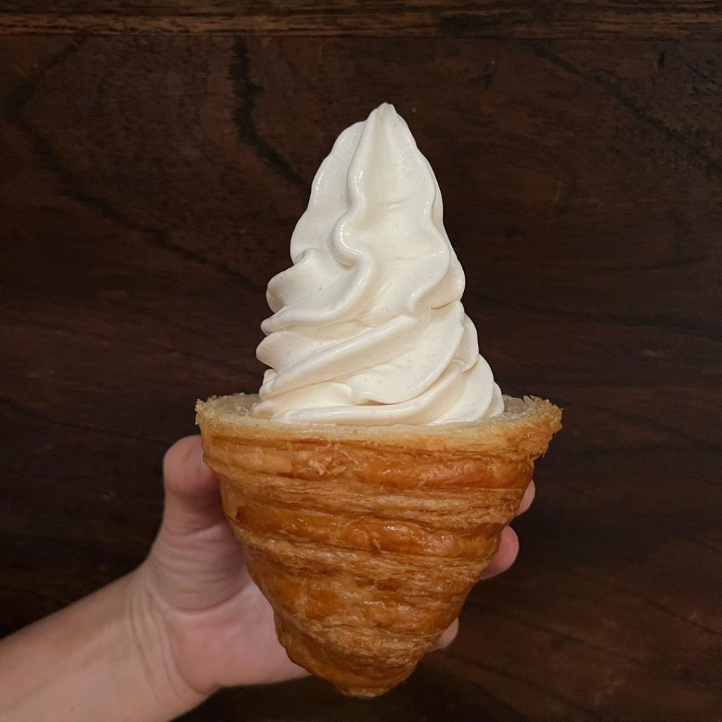 Rosetta tiene un croissant relleno de helado y tienes que probarlo antes de que sea demasiado tarde