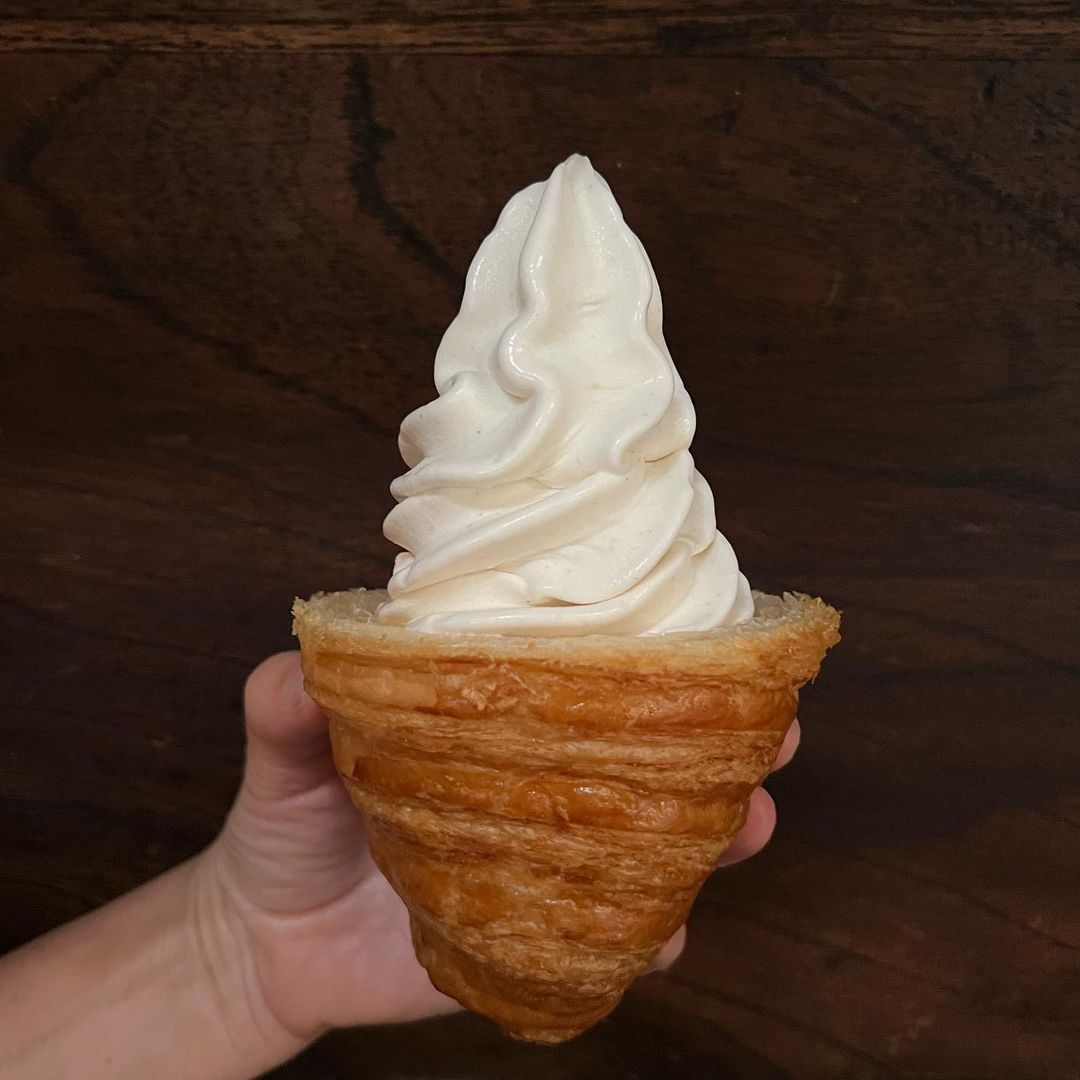Rosetta tiene un croissant relleno de helado y tienes que probarlo antes de que sea demasiado tarde Rosetta tiene un croissant relleno de helado y tienes que probarlo antes de que sea demasiado tarde