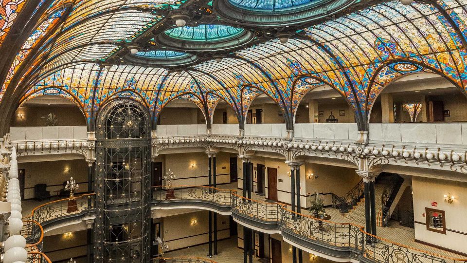 Uno de los hoteles más antiguos de la CDMX tiene un hermoso techo cubierto de vitrales Tiffany
