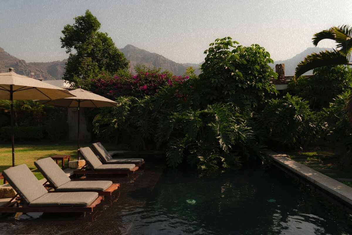 piscina al aire libre con camastros 