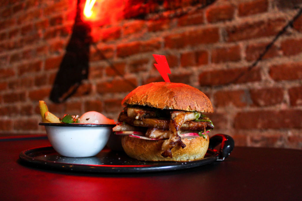 Este restaurante tiene la única hamburguesa de suadero en la CDMX (morirás de antojo con sólo verla)