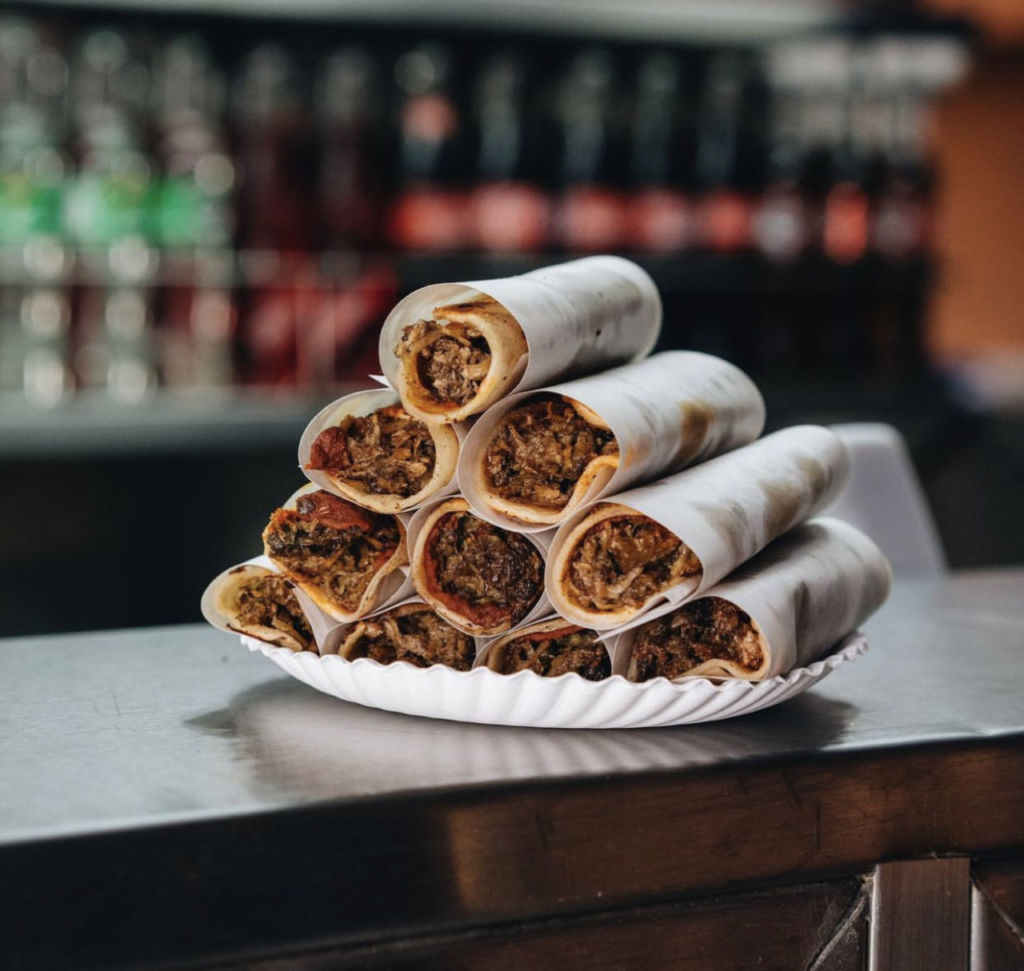 Este puesto callejero vende los tacos más jugosos de la CDMX (y te incluyen el consomé)