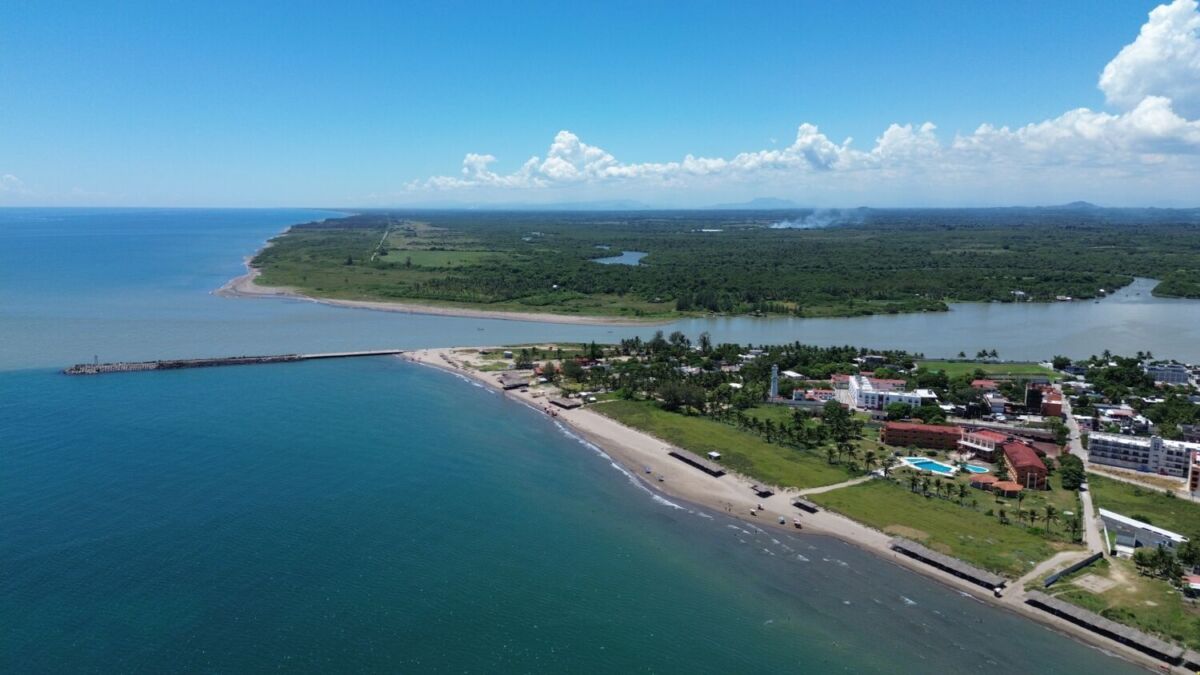 Tecolutla Veracruz, vista de su laguna y su playa que está cerca de la capital del país.
