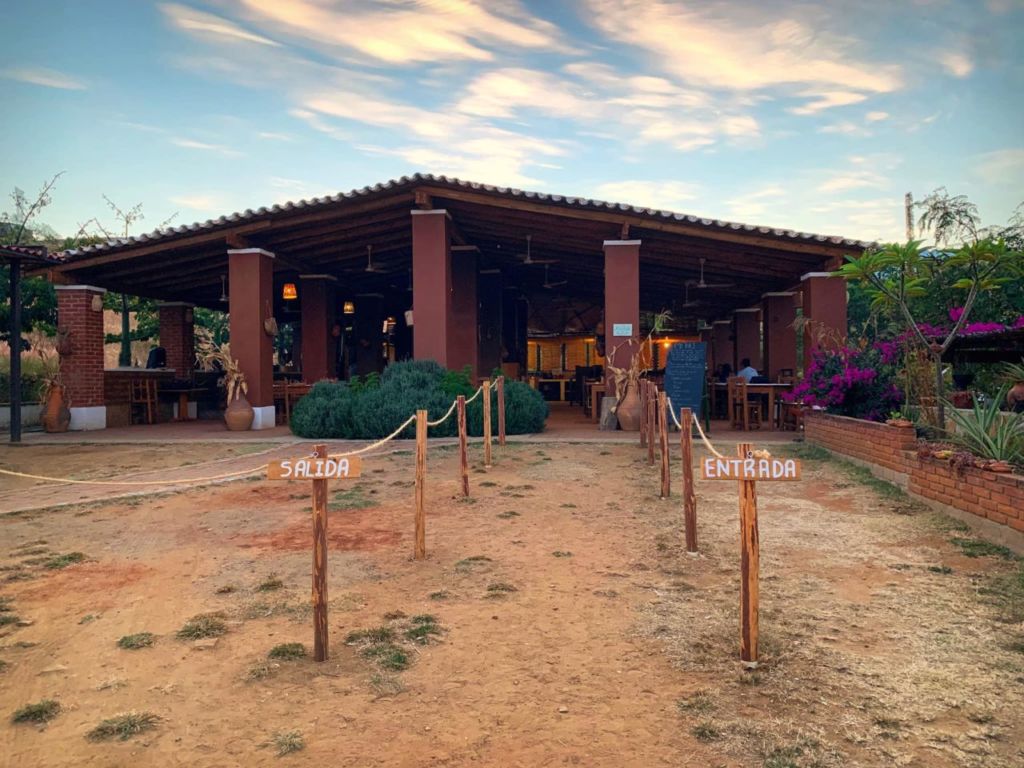 Este rinconcito de cocina de leña y humo, tiene una granja y un huerto orgánico que te enamorará