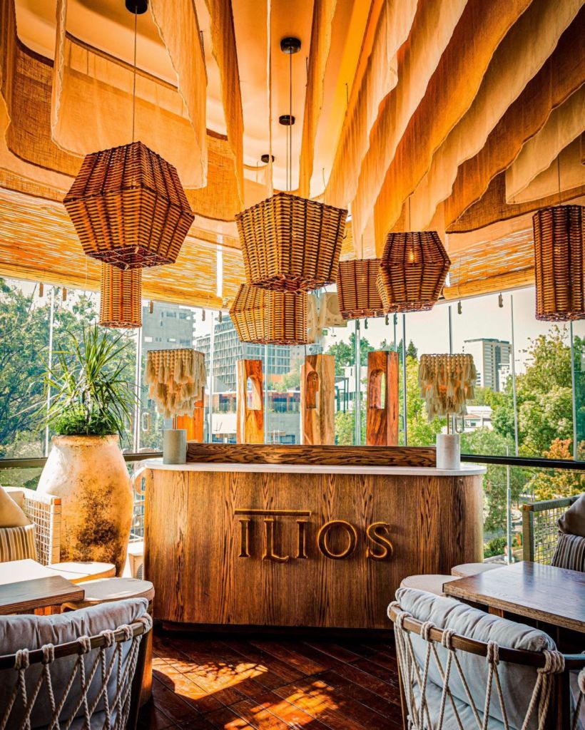 En este restaurante griego de la CDMX puedes romper platos y decir: ¡Ooopa!, mientras brindas con un Talón de Aquiles