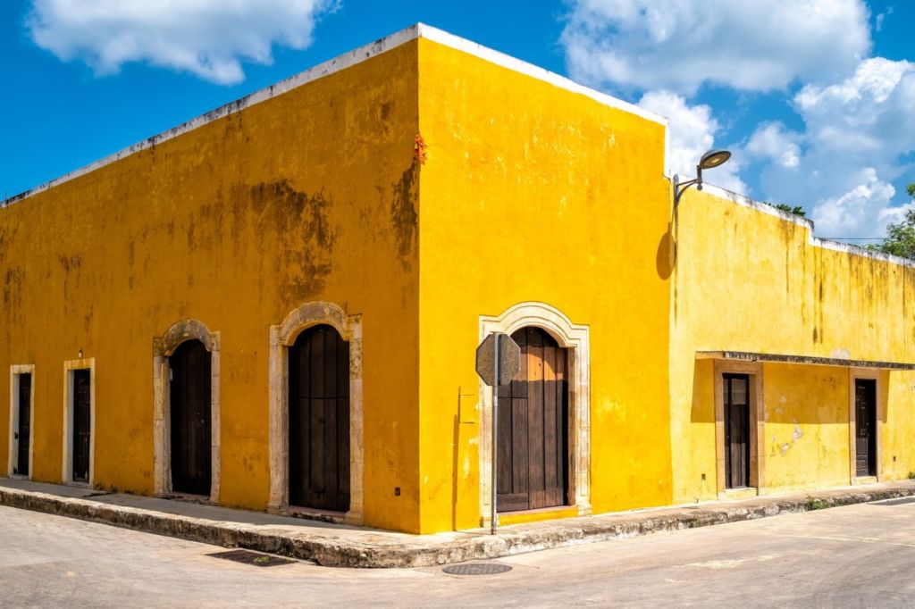 Ciudades en donde todas las casas son del mismo color