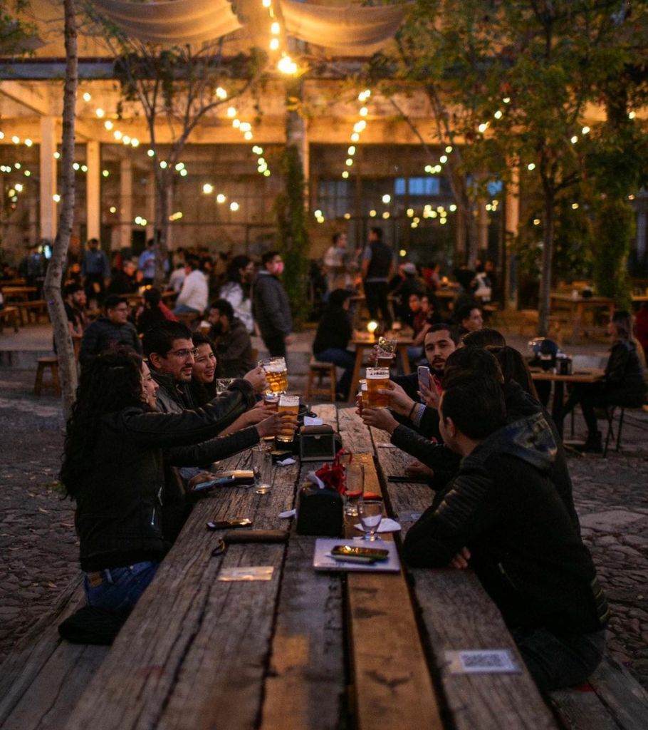 Esta fábrica de cerveza tiene un jardín secreto súper romántico donde puedes comer delicioso
