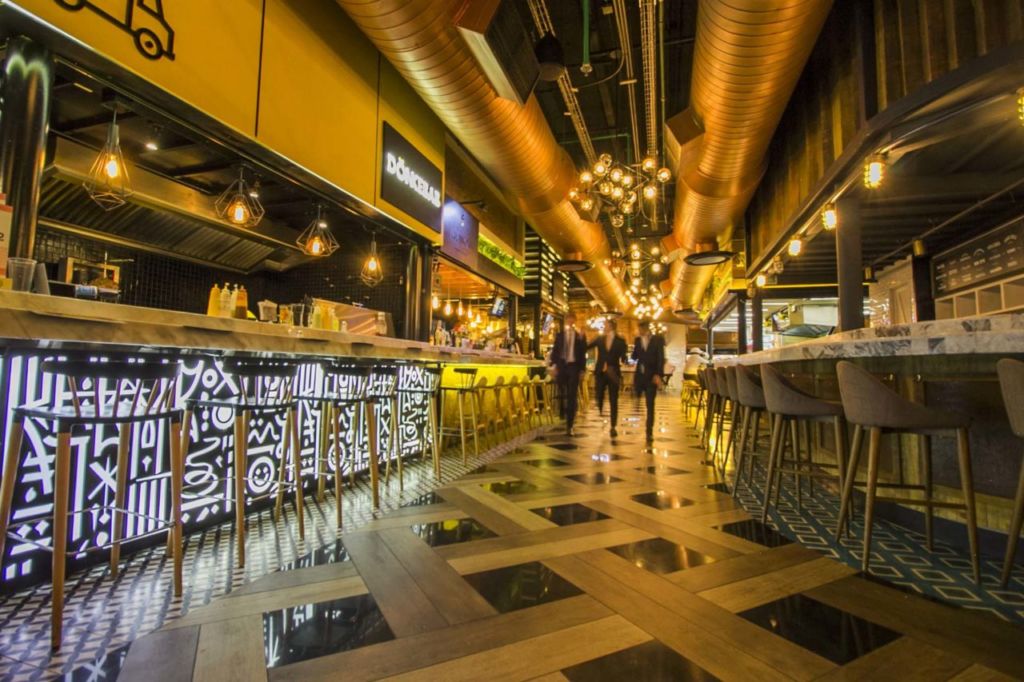 7 mercados gourmet en la CDMX para amantes de comer frente a la barra 