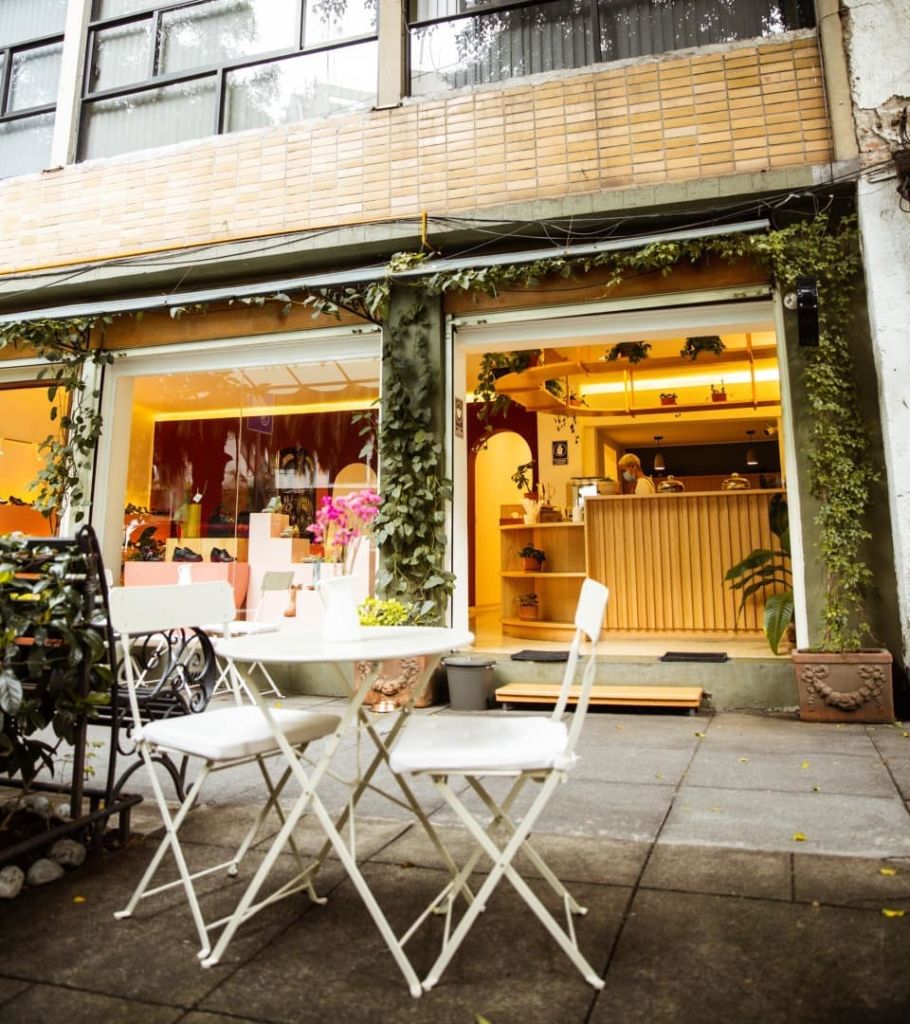 Umi Café: croissants rellenos dentro de una tiendita de calzado muy bonita en la Roma