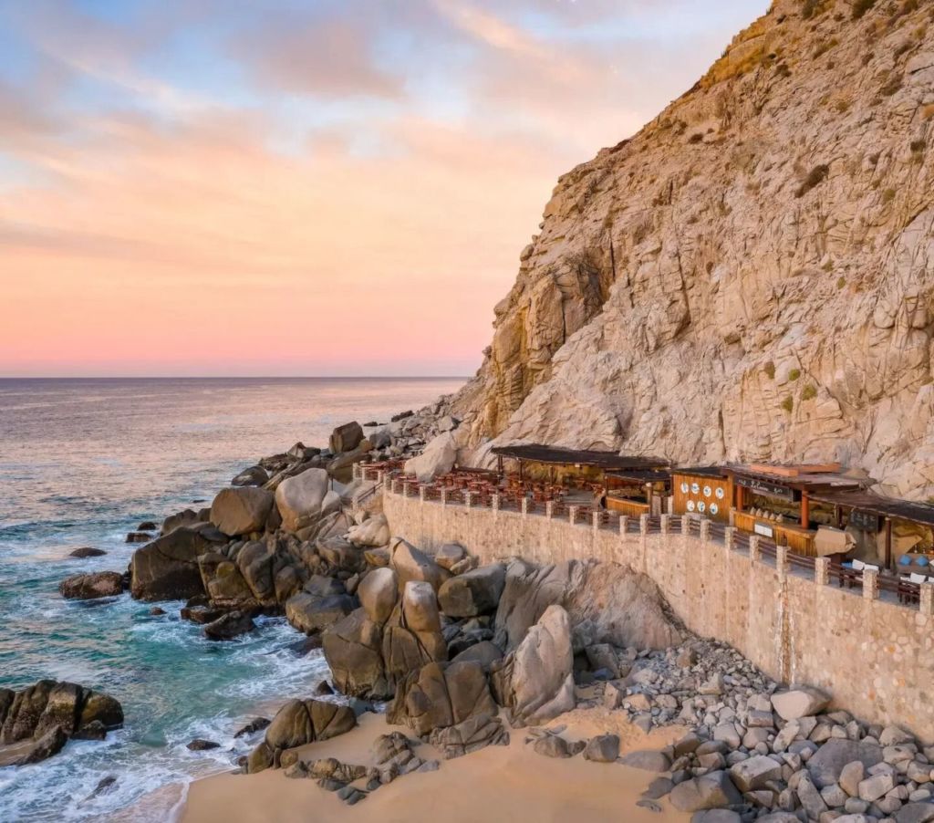 Este restaurante sobre un acantilado en Los Cabos te hará sentir como si vacacionaras en el mediterráneo