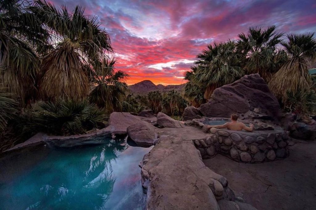 Nada en estas albercas en medio del desierto mexicano que solo puedes visitar en época de frío