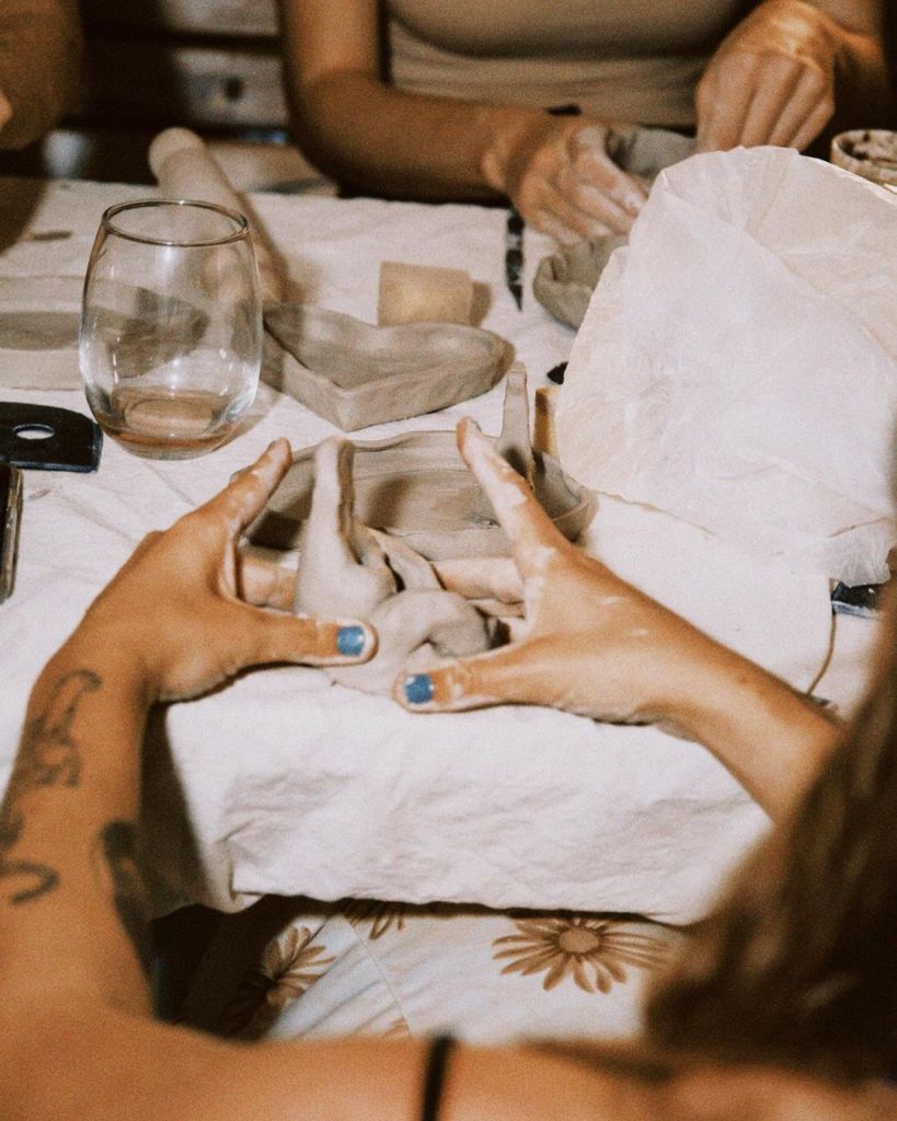 En estos sitios podrás disfrutar clases de cerámica con una copita en mano (será la ‘date’ perfecta)