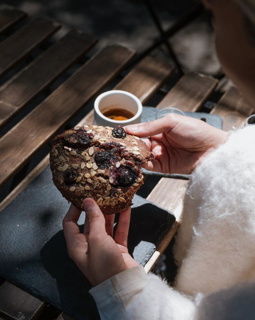¿Por qué no ir a desayunar como plan de cita en la CDMX? Aquí te compartimos los restaurantes con buen pan, café y platillos sublimes.