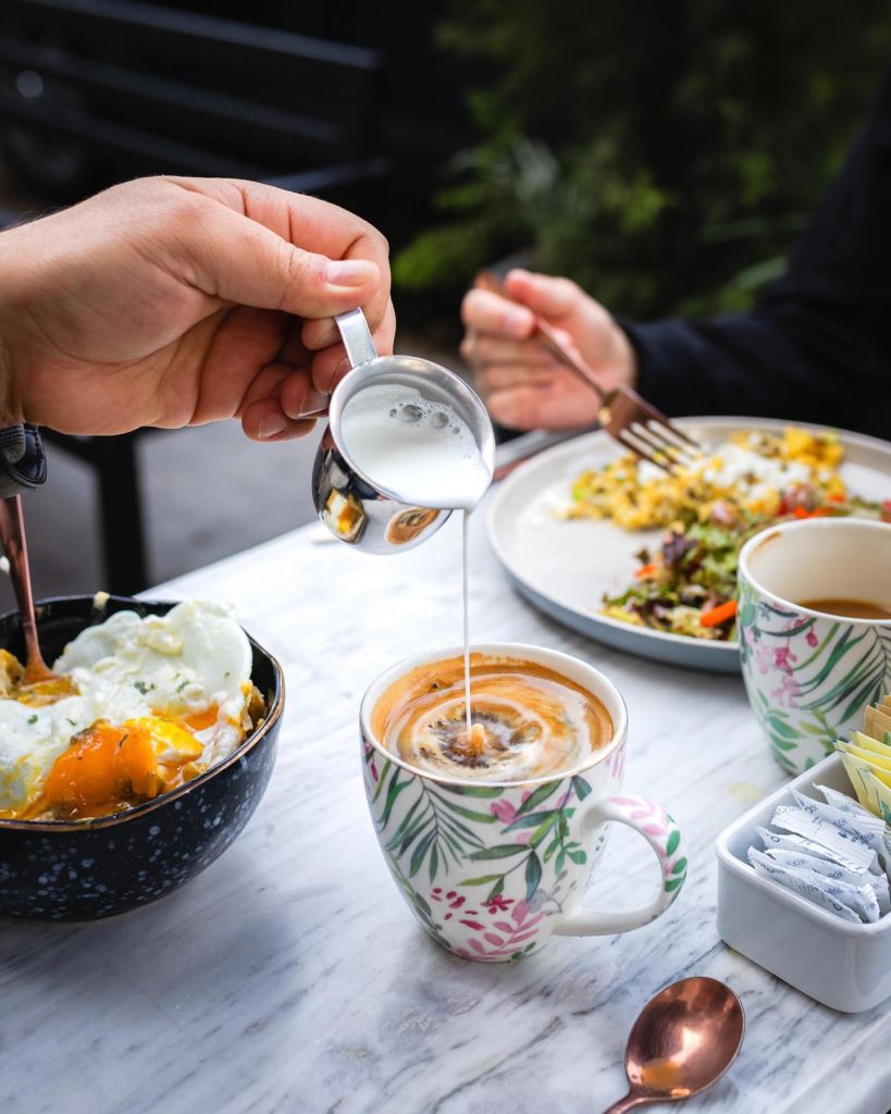 Bueno, bonito y barato: Este ‘localito’ al sur sirve comida reconfortante en el entorno más lindo