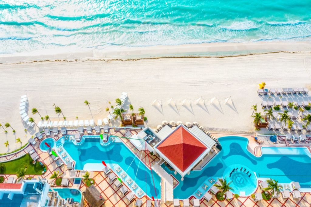 En este hotel todas las habitaciones tienen tina de hidromasaje y vistas al mar Caribe