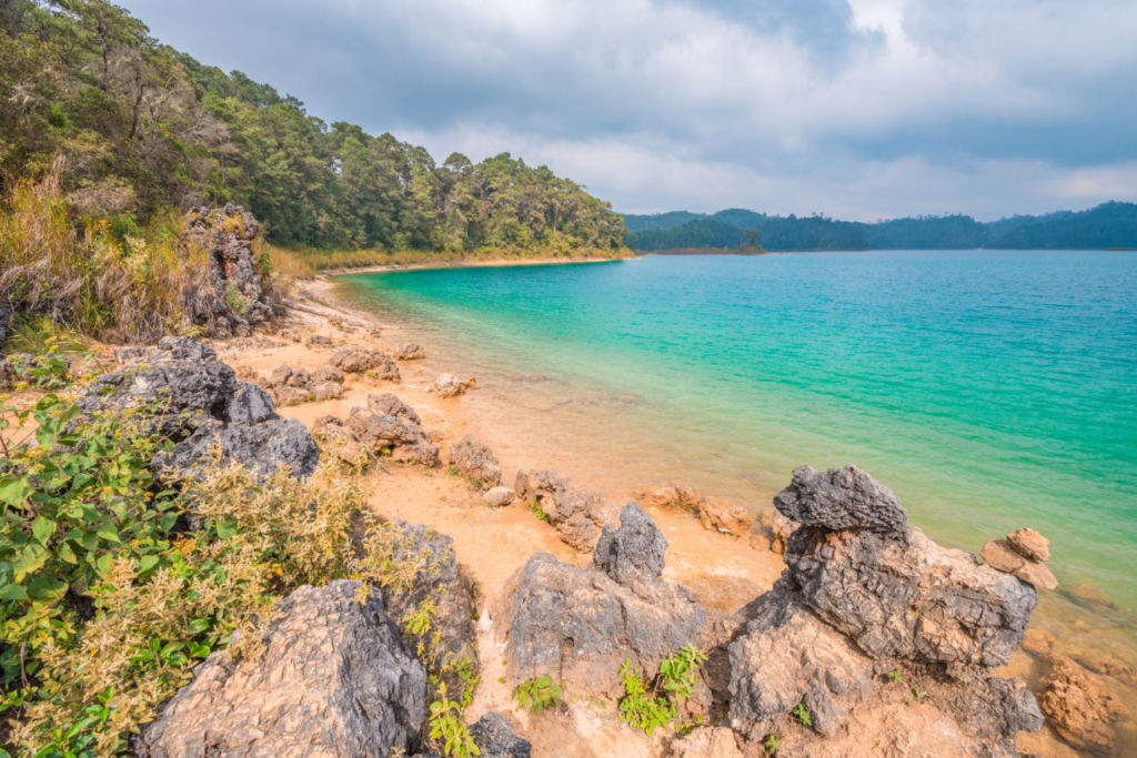 Este lago en México parece una playa sin olas (perfecto para escapar del frío)