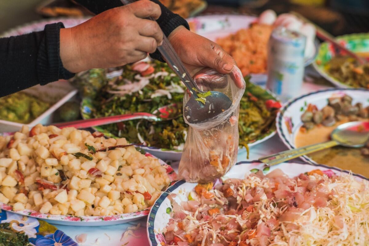 Mesa con gastronomía típica de Metepec incluyendo nopales, esquites, chiles y botella de Garañona, la bebida tradicional de alcohol de caña con hierbas