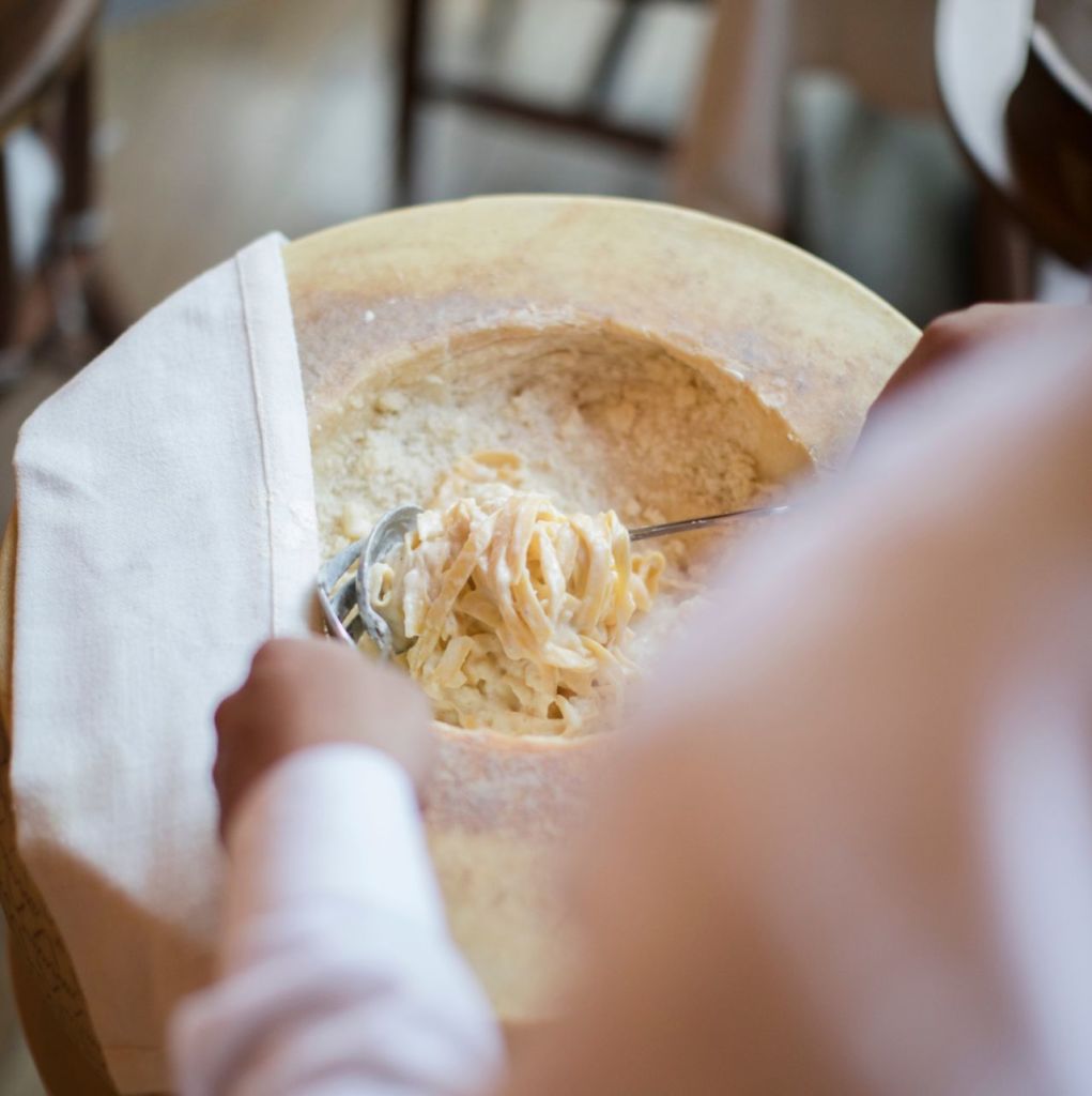 5 restaurantes en la CDMX que preparan pasta dentro de un queso gigante