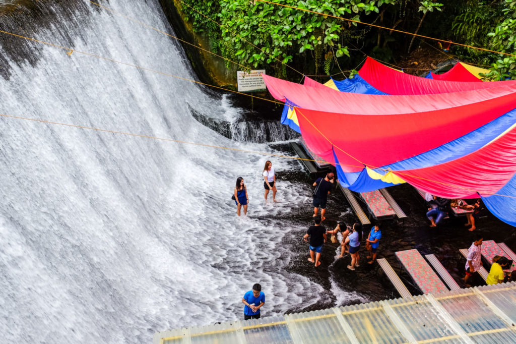 Este precioso restaurante se ubica a los pies de una cascada (¡tendrás que visitarlo sin zapatos!)