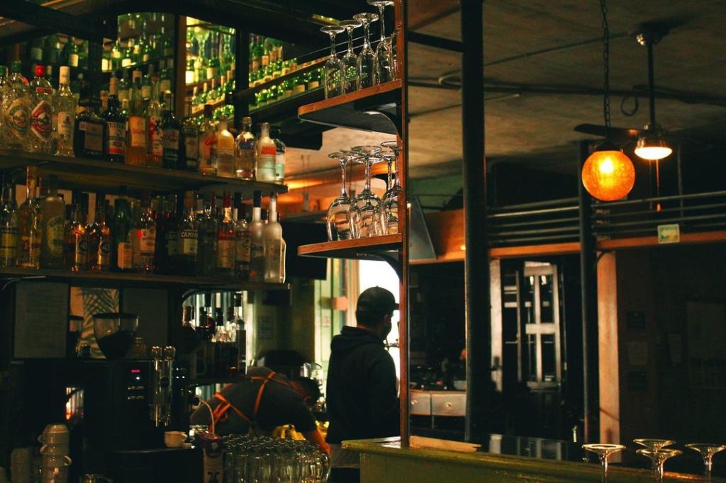 Esta cantina gourmet tiene buen ambiente a toda hora (y uno de los chamorros favoritos en la CDMX)