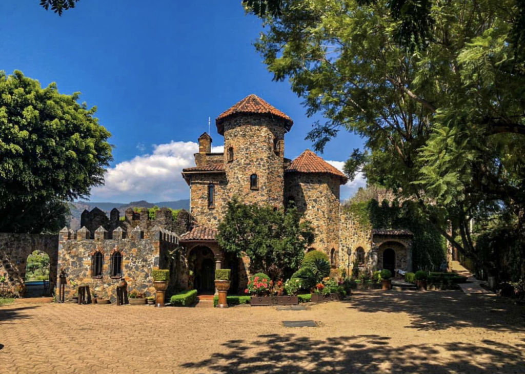 Hospédate en un castillo rodeado de naturaleza a tan solo dos horas de la CDMX