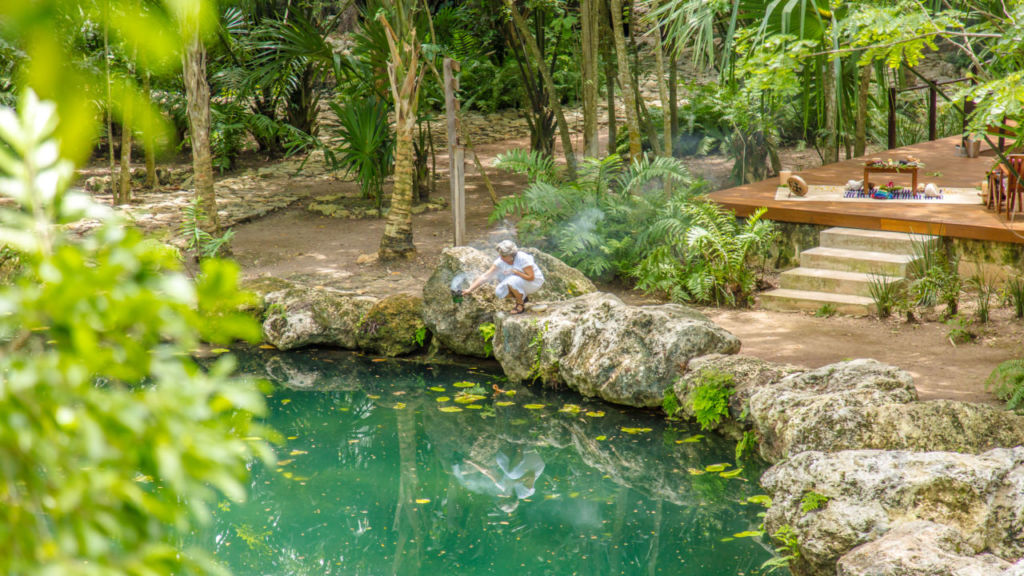 Esta hacienda yucateca del siglo XIX tiene un precioso cenote privado junto a su spa