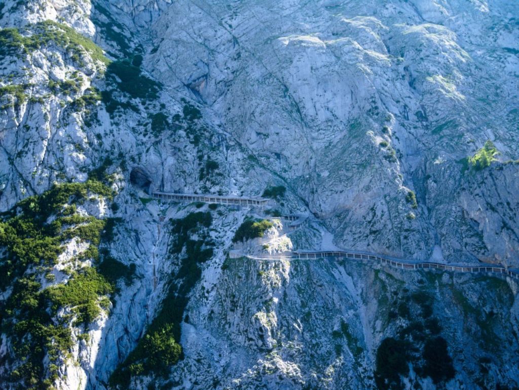 La cueva de hielo más grande del mundo parece un palacio congelado que te sorprenderá