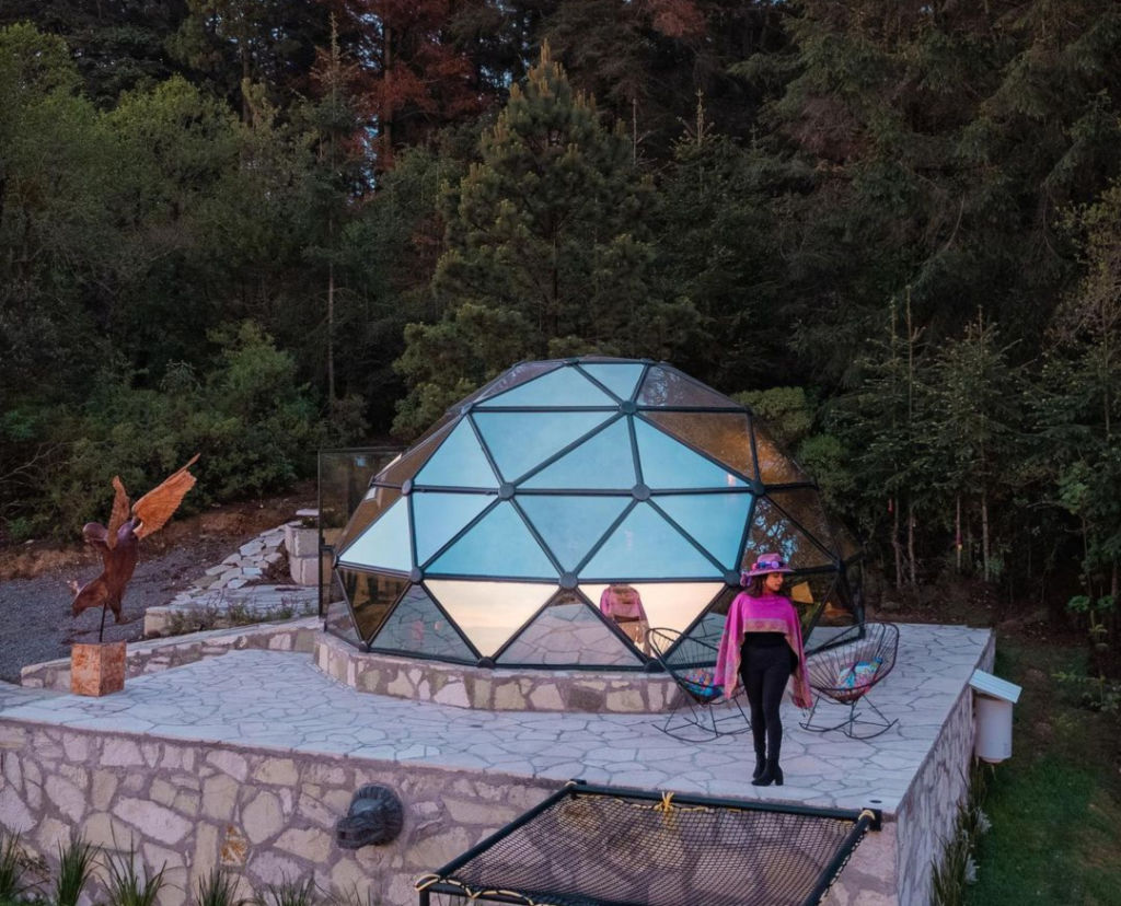 Conoce los domos geodésicos con jacuzzi que están a solo 2 horas de la CDMX