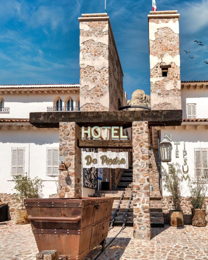 Este ‘hotelito’ de piedra estilo medieval se encuentra frente a la Peña de Bernal