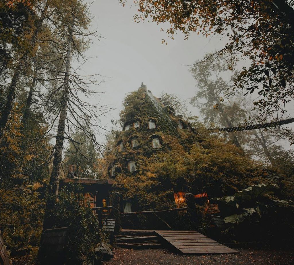 Existe un hotel con forma de montaña y tiene su propia cascada artificial (parece parte del bosque)