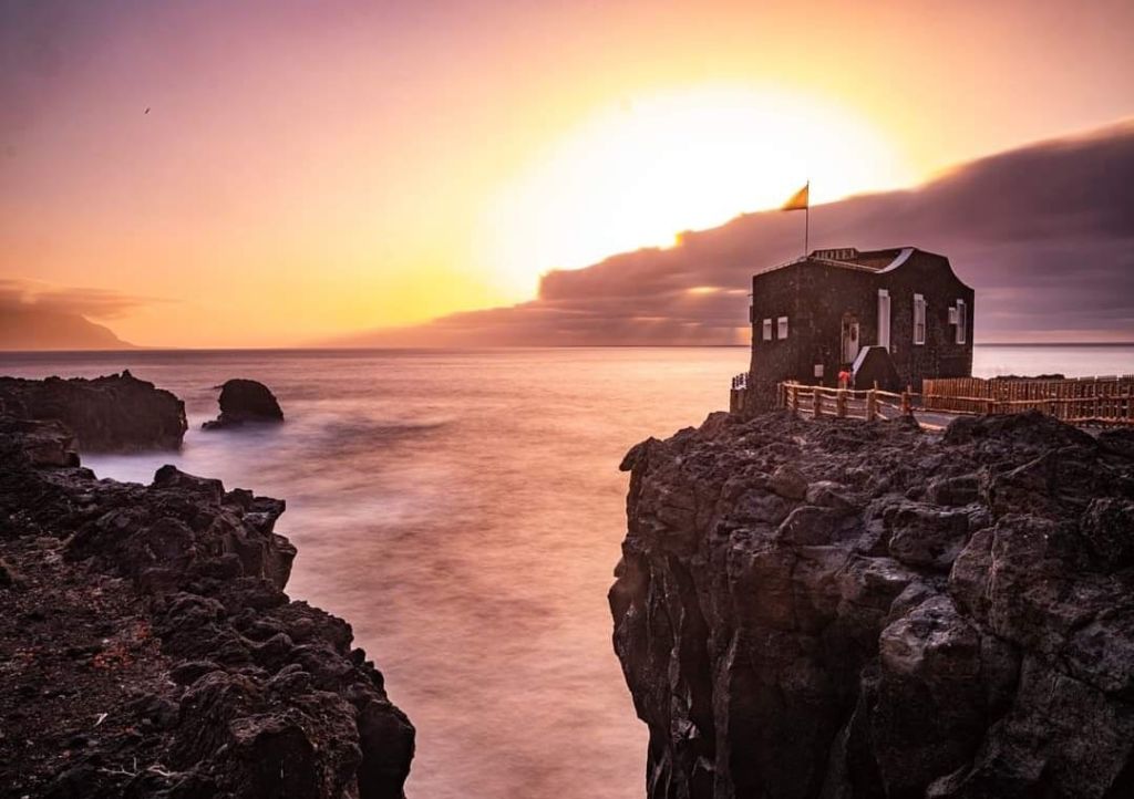 El hotel más pequeño del mundo se ubica en una isla remota y ofrece preciosos paisajes rocosos