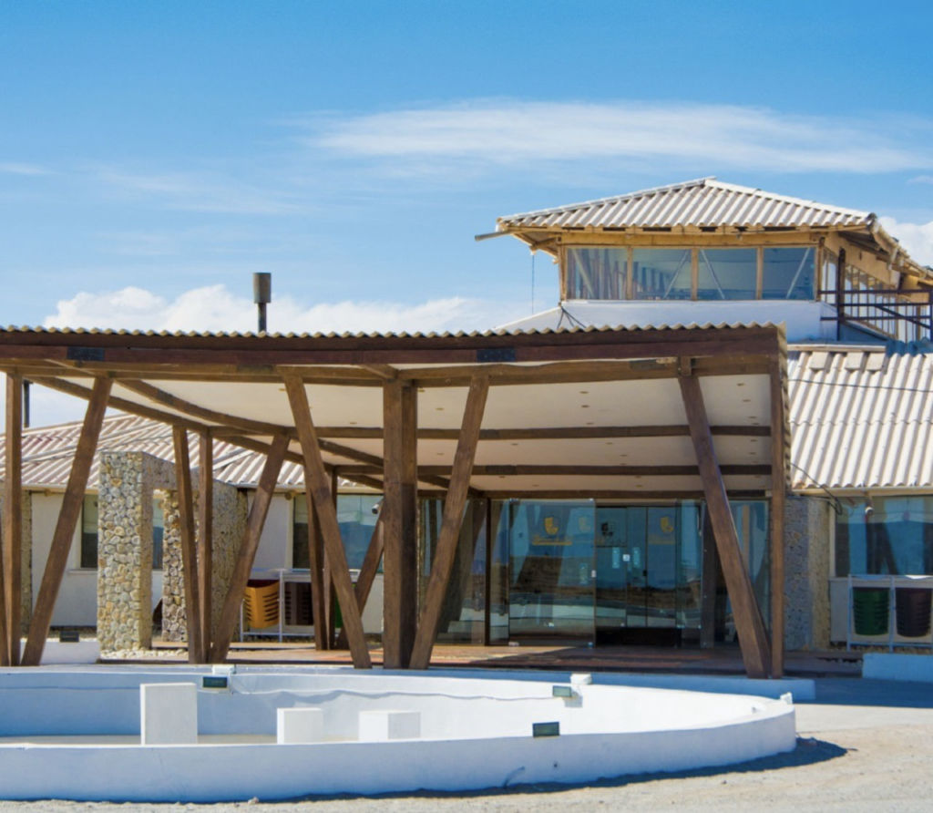 Conoce el único hotel hecho 100% de sal en el mundo (sus paisajes naturales te maravillarán)