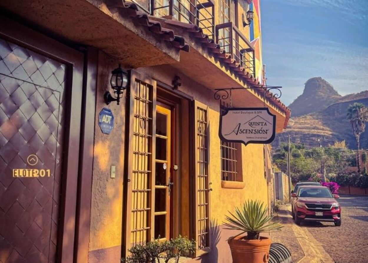 Fachada de Quinta Ascención, uno de los hoteles románticos cerca de la CDMX