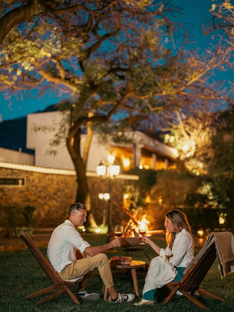 Pareja disfrutando de una fogata en el hotel tatala tepoztlán