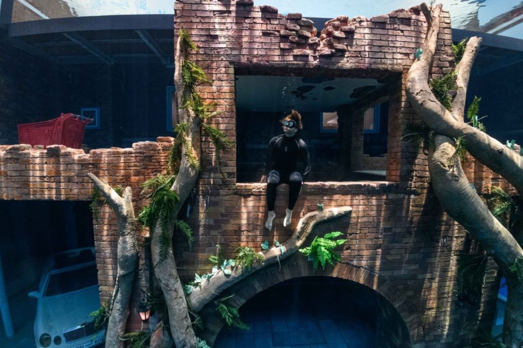 La alberca más profunda parece una ciudad submarina y solo se puede acceder buceando