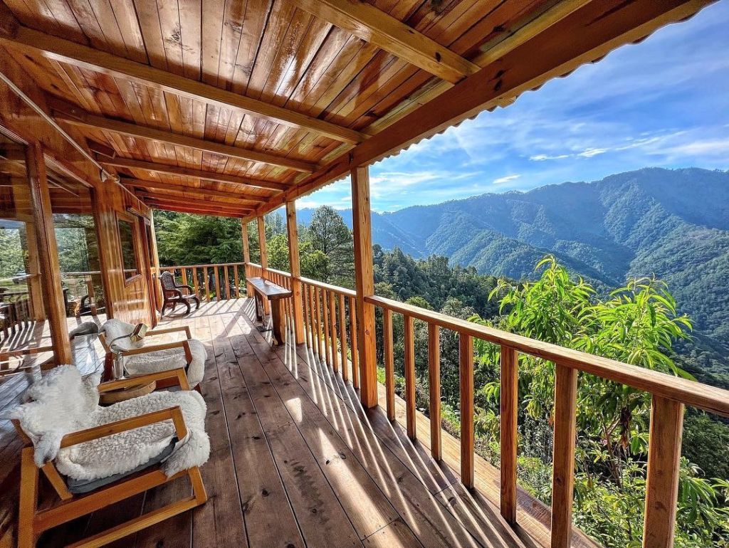 Estas cabañas con temazcal se esconden en el bosque y parece que flotan en la neblina