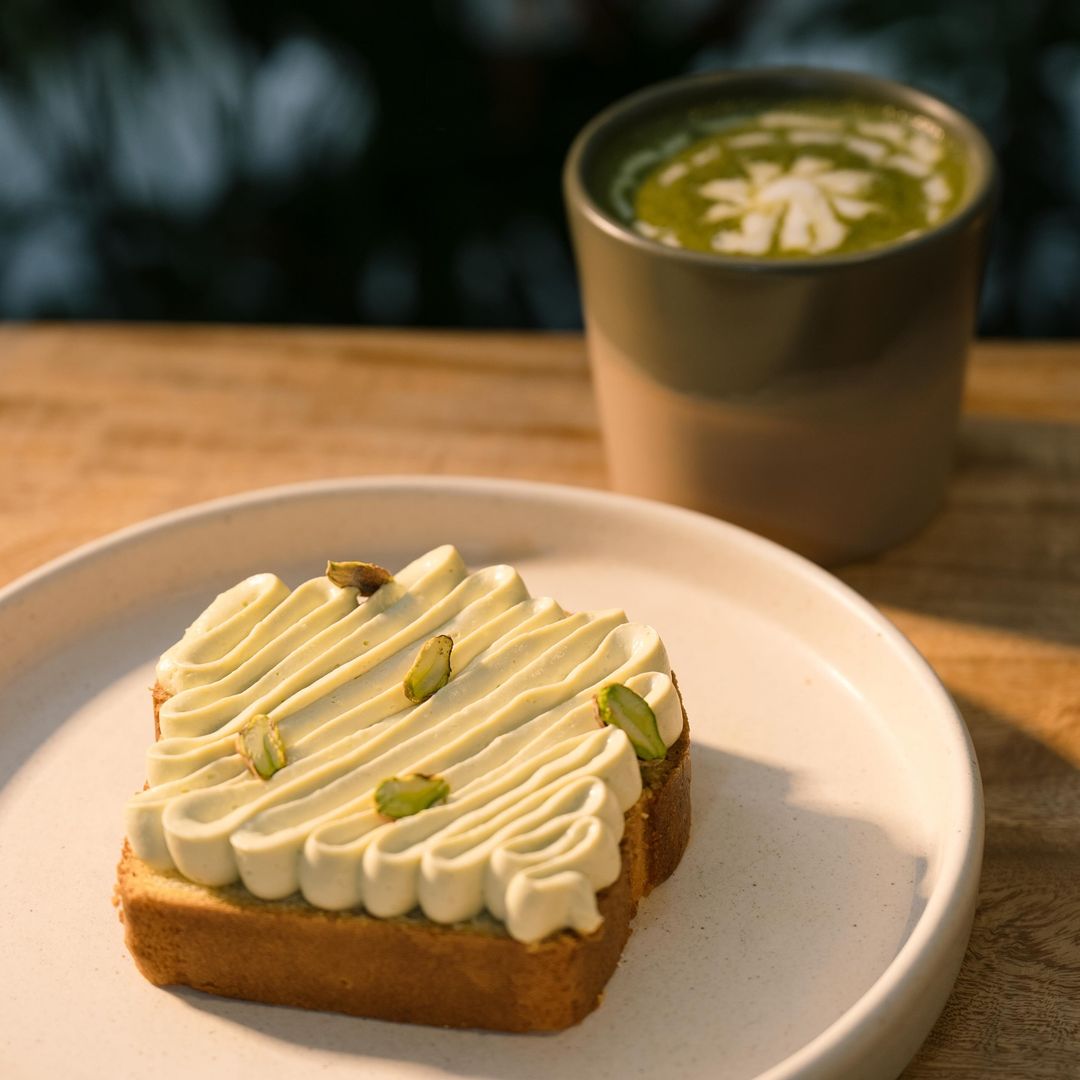 Panqué de limón con mousse de yogurt y pistache