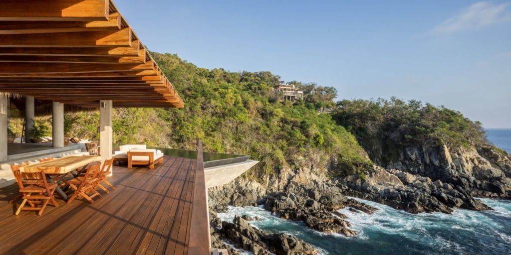 Esta casa de playa en Zihuatanejo tiene una ‘infinity pool’ sobre un acantilado natural