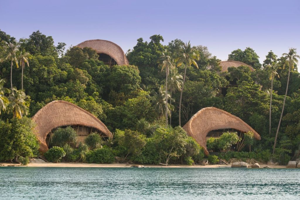 Este peculiar hotel te permite dormir en la selva de una isla privada