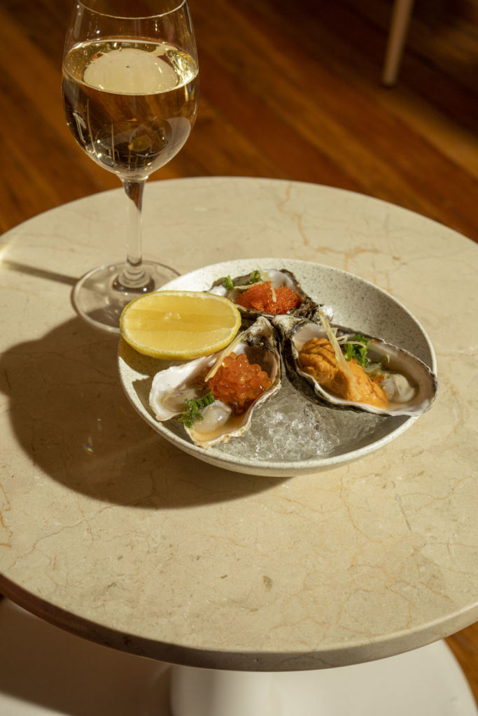 Somsaa: el nuevo restaurante tailandés (bonito en extremo) de té, vino y postres en la CDMX