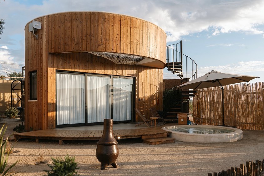 Tienes que conocer estas cabañas circulares con jacuzzi y cine al aire libre en Valle de Guadalupe