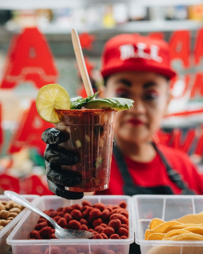 4 lugares en la CDMX para comprar un antojito en vaso y caminar mientras comes 