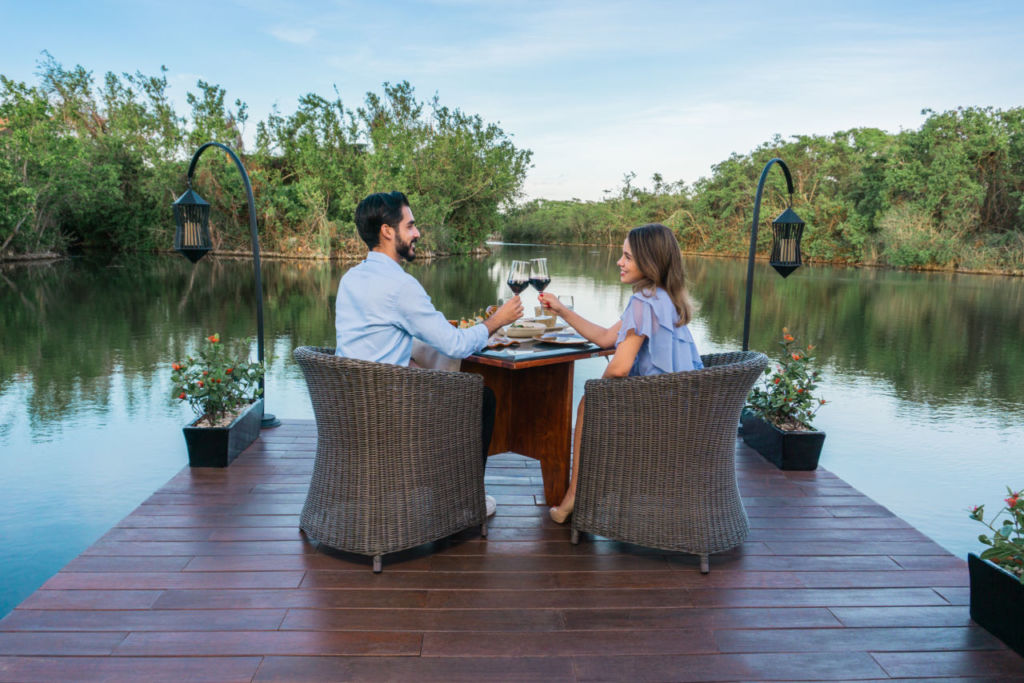 6 hoteles y restaurantes que ofrecen cenas sobre el agua en México